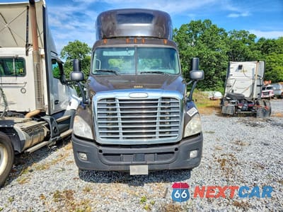 Piąte zdjęcie samochodu w środku: 2017 FREIGHTLINER CASCADIA 113 SEMI TRUCK VIN:1FUBGBDV3HLHH2581 - miniatura