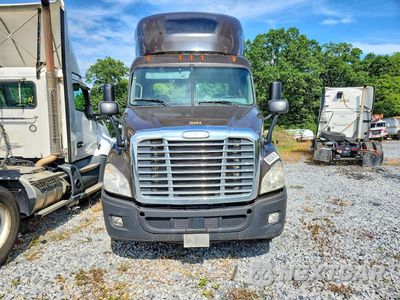 Piąte zdjęcie samochodu w środku: 2017 FREIGHTLINER CASCADIA 113 SEMI TRUCK VIN:1FUBGBDV3HLHH2581 - miniatura