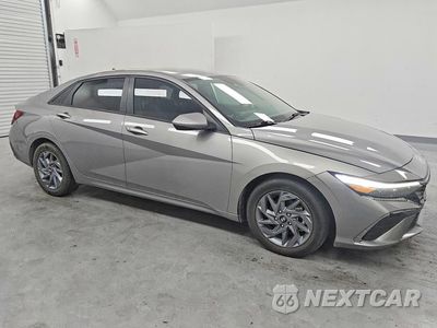 Czwarte zdjęcie samochodu z boku: 2024 HYUNDAI ELANTRA SEL VIN:KMHLM4DG5RU795449 - miniatura