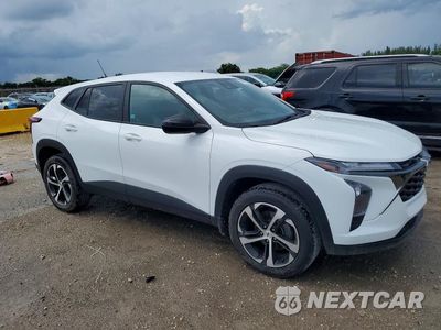 Czwarte zdjęcie samochodu z boku: 2024 CHEVROLET TRAX 1RS VIN:KL77LGE2XRC018202 - miniatura