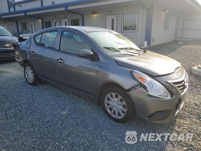 Czwarte zdjęcie samochodu z boku: 2018 NISSAN VERSA S PLUS VIN:3N1CN7AP1JL839567 - miniatura