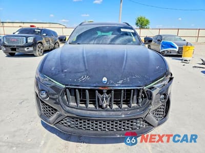 Piąte zdjęcie samochodu w środku: 2022 MASERATI LEVANTE MODENA VIN:ZN661YUM3NX383755 - miniatura