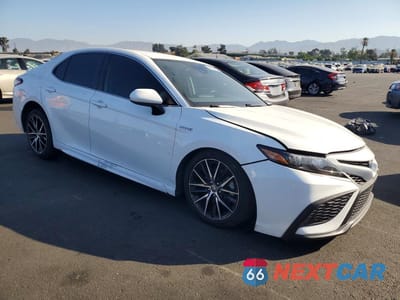 Czwarte zdjęcie samochodu z boku: 2021 TOYOTA CAMRY HYBRID SE VIN:4T1G31AK3MU028364 - miniatura
