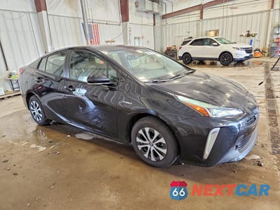 Czwarte zdjęcie samochodu z boku: 2020 TOYOTA PRIUS XLE AWD-E VIN:JTDL9RFU0L3014680 - miniatura