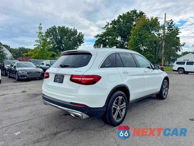 Czwarte zdjęcie samochodu z boku: 2017 MERCEDES-BENZ GLC 300 4MATIC VIN:WDC0G4KB9HF121131 - miniatura