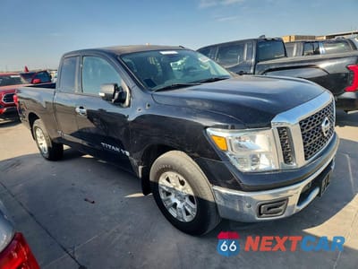 Czwarte zdjęcie samochodu z boku: 2018 NISSAN TITAN SV VIN:1N6AA1C66JN511012 - miniatura