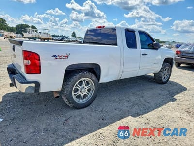 Trzecie zdjęcie samochodu z tyłu: 2011 CHEVROLET SILVERADO K1500 LT VIN:1GCRKSE31BZ424415 - miniatura