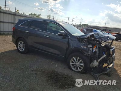 Czwarte zdjęcie samochodu z boku: 2018 KIA SORENTO LX V6 VIN:5XYPGDA53JG413280 - miniatura
