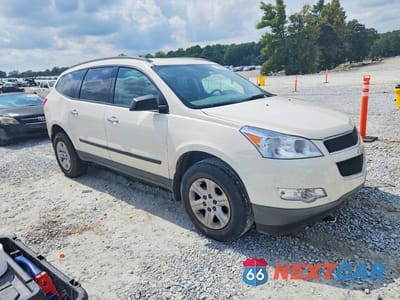 Czwarte zdjęcie samochodu z boku: 2012 CHEVROLET TRAVERSE LS VIN:1GNKREED9CJ385510 - miniatura