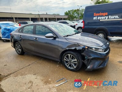 Czwarte zdjęcie samochodu z boku: 2023 KIA FORTE LXS VIN:3KPF24AD4PE590752 - miniatura