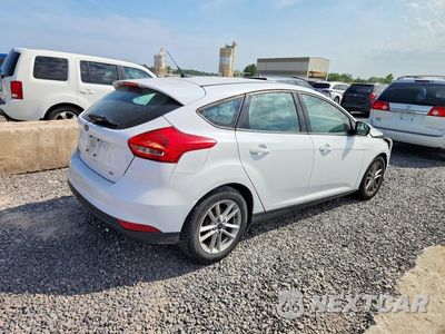 Trzecie zdjęcie samochodu z tyłu: 2017 FORD FOCUS SE VIN:1FADP3K26HL267799 - miniatura