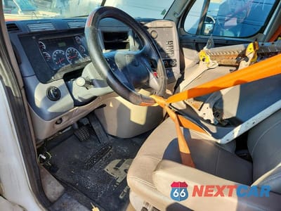 Zdjęcie 8 z 13 samochodu: 2012 FREIGHTLINER CASCADIA SEMI TRUCK VIN:1FUJGLBG7CLBR7775 - miniatura