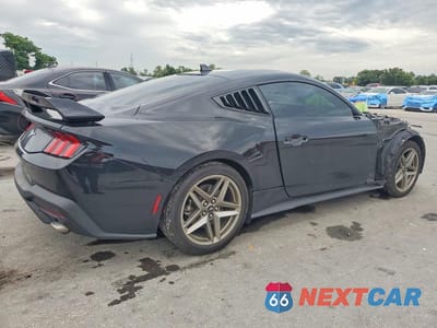 Trzecie zdjęcie samochodu z tyłu: 2025 FORD MUSTANG VIN:1FA6P8TH5S5110110 - miniatura
