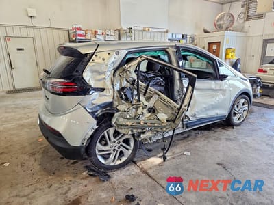 Trzecie zdjęcie samochodu z tyłu: 2022 CHEVROLET BOLT EV 1LT VIN:1G1FW6S06N4103067 - miniatura
