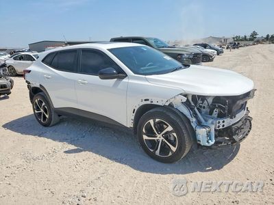 Czwarte zdjęcie samochodu z boku: 2025 CHEVROLET TRAX 1RS VIN:KL77LGEP5SC056387 - miniatura