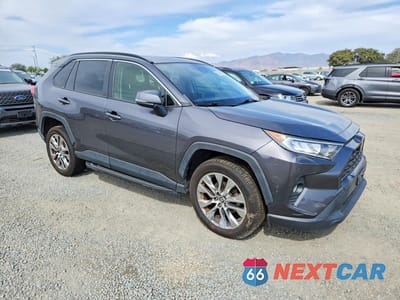 Czwarte zdjęcie samochodu z boku: 2019 TOYOTA RAV4 XLE PREMIUM VIN:JTMC1RFVXKJ002417 - miniatura