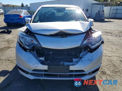 Piąte zdjęcie samochodu w środku: 2018 NISSAN VERSA NOTE SV VIN:3N1CE2CP9JL370924 - miniatura