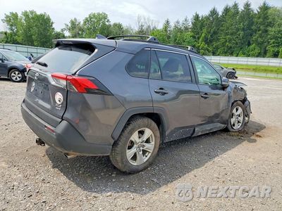 Trzecie zdjęcie samochodu z tyłu: 2021 TOYOTA RAV4 XLE VIN:2T3P1RFV3MW174990 - miniatura