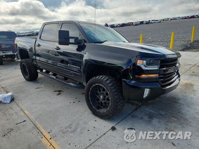 Czwarte zdjęcie samochodu z boku: 2018 CHEVROLET SILVERADO K1500 LT VIN:3GCUKRECXJG565601 - miniatura