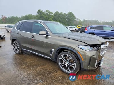 Czwarte zdjęcie samochodu z boku: 2025 BMW X5 XDRIVE40I VIN:5UX23EU07S9X85461 - miniatura