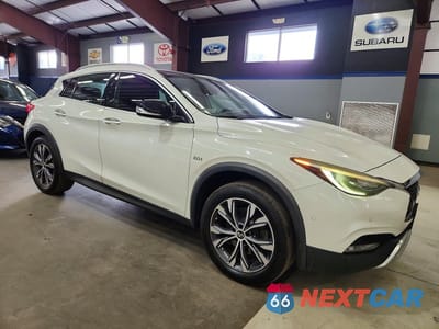 Czwarte zdjęcie samochodu z boku: 2017 INFINITI QX30 PREMIUM VIN:SJKCH5CR3HA025992 - miniatura