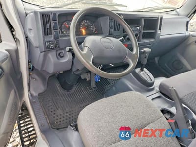 Zdjęcie 8 z 13 samochodu: 2009 ISUZU NPR BOX TRUCK VIN:JALB4W16497400827 - miniatura
