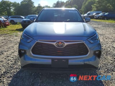 Piąte zdjęcie samochodu w środku: 2023 TOYOTA HIGHLANDER XLE VIN:5TDKDRBH2PS515383 - miniatura