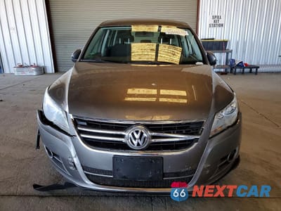 Piąte zdjęcie samochodu w środku: 2011 VOLKSWAGEN TIGUAN S VIN:WVGAV7AX0BW529728 - miniatura