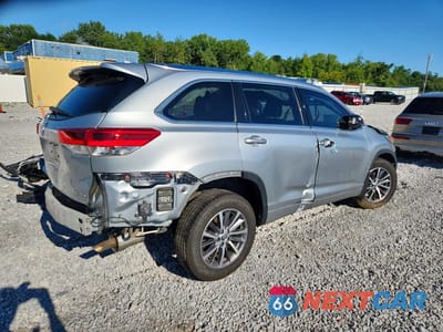 Piąte zdjęcie samochodu w środku: 2018 TOYOTA HIGHLANDER XLE VIN:5TDJZRFH0JS561731 - miniatura