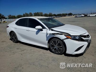Czwarte zdjęcie samochodu z boku: 2020 TOYOTA CAMRY SE VIN:4T1G11AK2LU347713 - miniatura