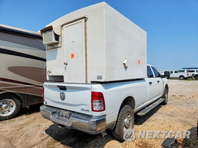 Trzecie zdjęcie samochodu z tyłu: 2023 RAM 2500 LARAMIE VIN:3C6UR5HJ1PG548958 - miniatura