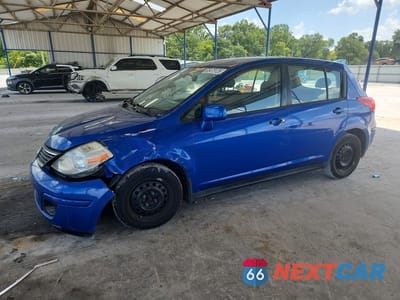 2009 NISSAN VERSA 1.8 S 3N1BC13E49L435636 - główne zdjęcie licytacji z USA - miniatura