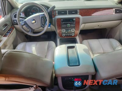 Zdjęcie 8 z 14 samochodu: 2010 CHEVROLET SUBURBAN K1500 LT VIN:1GNUKJE30AR273450 - miniatura