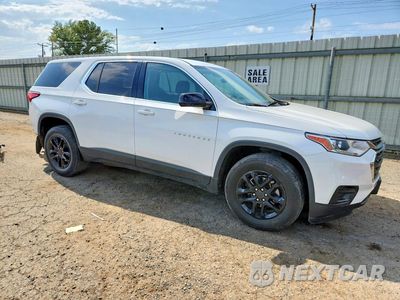 Czwarte zdjęcie samochodu z boku: 2020 CHEVROLET TRAVERSE LS VIN:1GNERFKW8LJ218600 - miniatura