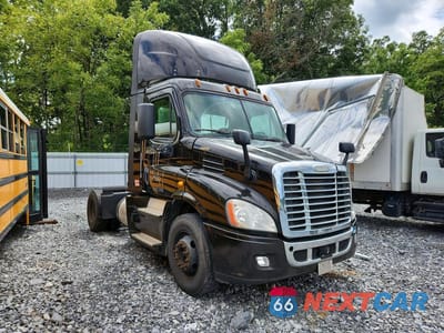 Czwarte zdjęcie samochodu z boku: 2015 FREIGHTLINER CASCADIA SEMI TRUCK VIN:1FUBGBDV7FLGD8301 - miniatura