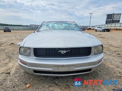 Piąte zdjęcie samochodu w środku: 2005 FORD MUSTANG VIN:1ZVFT80N955113321 - miniatura