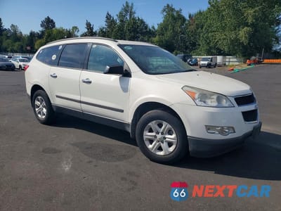 Czwarte zdjęcie samochodu z boku: 2012 CHEVROLET TRAVERSE LS VIN:1GNKRFED2CJ423746 - miniatura