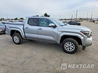Czwarte zdjęcie samochodu z boku: 2026 TOYOTA TACOMA SR5 VIN:3TMKB5FNXTM069993 - miniatura