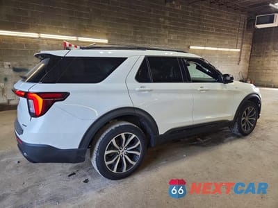 Trzecie zdjęcie samochodu z tyłu: 2025 FORD EXPLORER ST-LINE VIN:1FMUK8KH8SGD04986 - miniatura