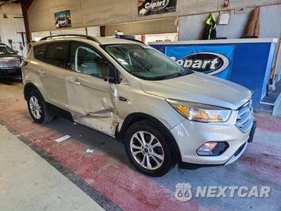 Czwarte zdjęcie samochodu z boku: 2018 FORD ESCAPE SE VIN:1FMCU0GDXJUB07413 - miniatura