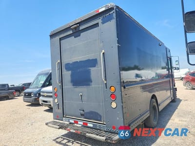 Trzecie zdjęcie samochodu z tyłu: 2020 FREIGHTLINER CHASSIS M LINE WALK-IN VAN VIN:4UZAC2EA8LCMK0273 - miniatura