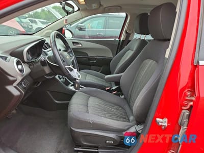 Zdjęcie 7 z 12 samochodu: 2020 CHEVROLET SONIC LT VIN:1G1JD5SB2L4111112 - miniatura
