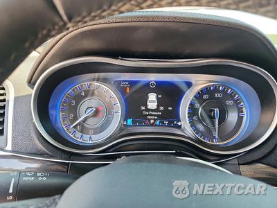Zdjęcie 9 z 12 samochodu: 2018 CHRYSLER 300 TOURING VIN:2C3CCARG1JH315806 - miniatura