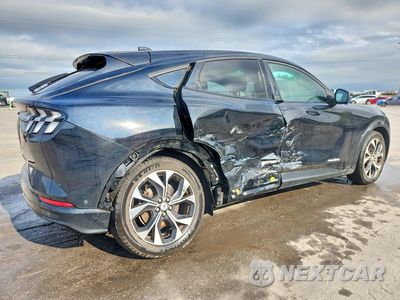 Trzecie zdjęcie samochodu z tyłu: 2022 FORD MUSTANG MACH-E PREMIUM VIN:3FMTK3SU8NMA11448 - miniatura