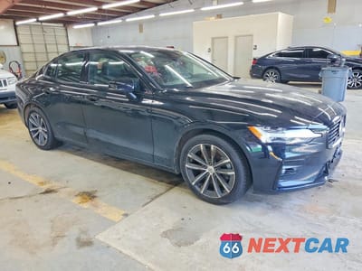 Czwarte zdjęcie samochodu z boku: 2022 VOLVO S60 B5 MOMENTUM VIN:7JRL12TZ3NG189713 - miniatura