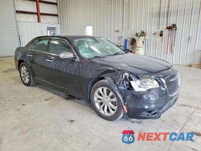 Czwarte zdjęcie samochodu z boku: 2019 CHRYSLER 300 LIMITED VIN:2C3CCAKG6KH542839 - miniatura