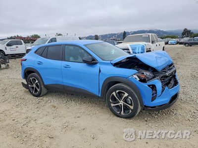 Czwarte zdjęcie samochodu z boku: 2024 CHEVROLET TRAX 1RS VIN:KL77LGE26RC057210 - miniatura