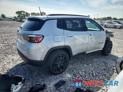 Trzecie zdjęcie samochodu z tyłu: 2026 JEEP COMPASS LATITUDE VIN:3C4NJDBN3TT180410 - miniatura
