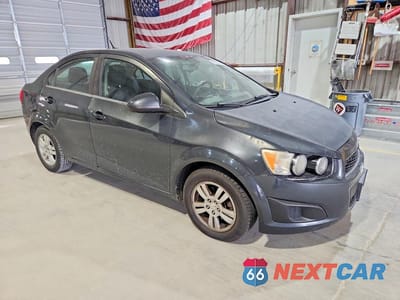 Czwarte zdjęcie samochodu z boku: 2014 CHEVROLET SONIC LT VIN:1G1JC5SB3E4139250 - miniatura