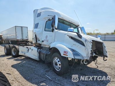 Czwarte zdjęcie samochodu z boku: 2023 VOLVO VNL SEMI TRUCK VIN:4V4NC9EH9PN316319 - miniatura